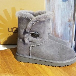 SOLD !!! :) Ugg Boots NWOT , SZ 3